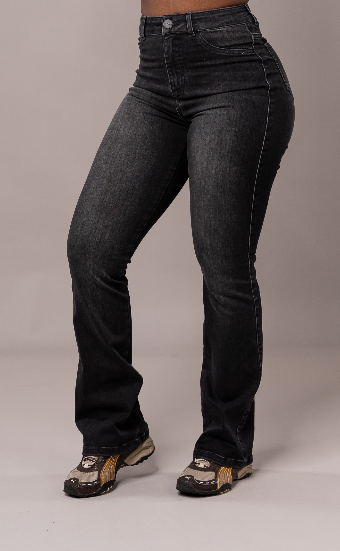 Womens Flared Fitjeans - Worn Black Flared FITJEANS