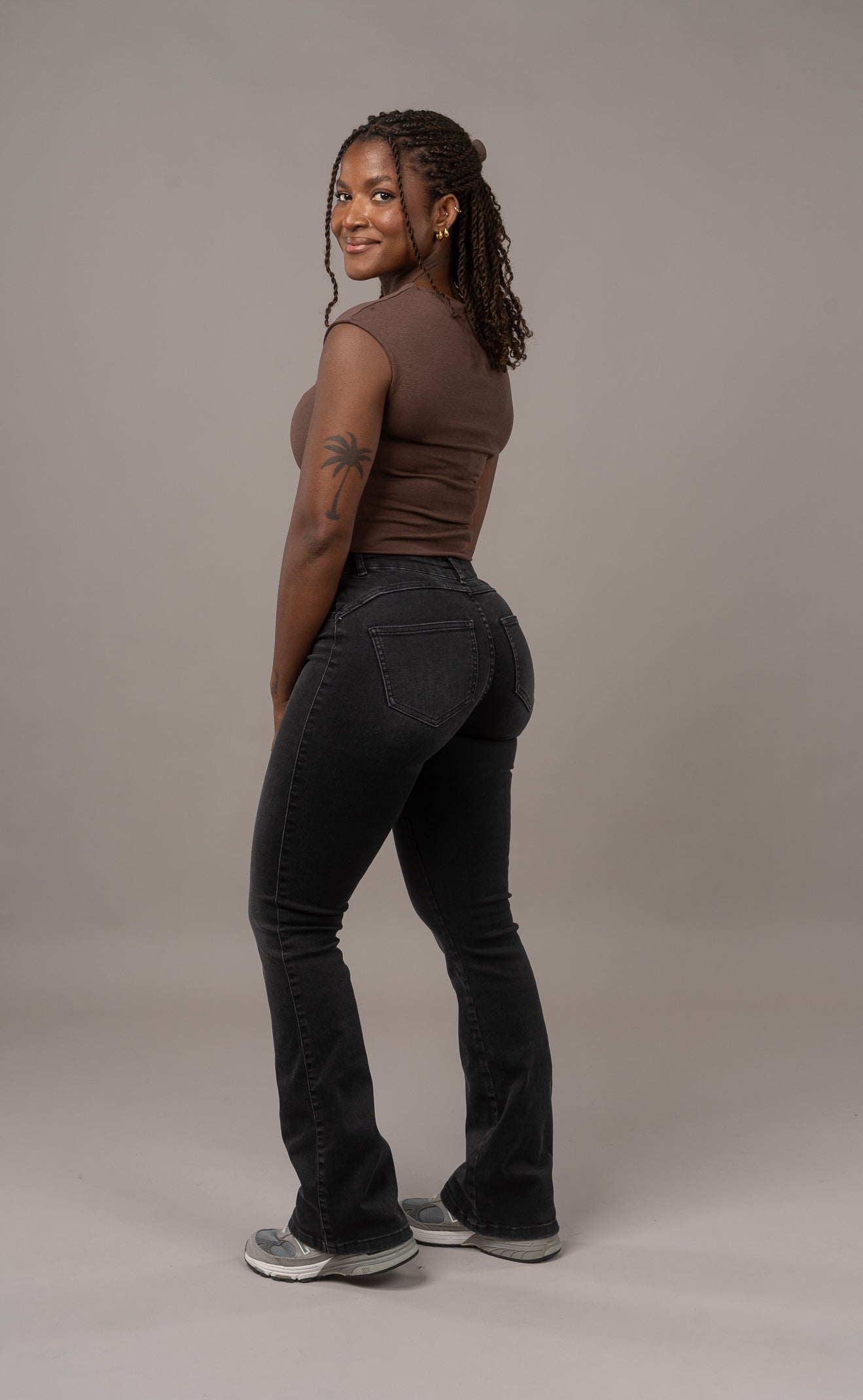 Womens Flared Mid Waisted Fitjeans - Worn Black Flared Mid FITJEANS