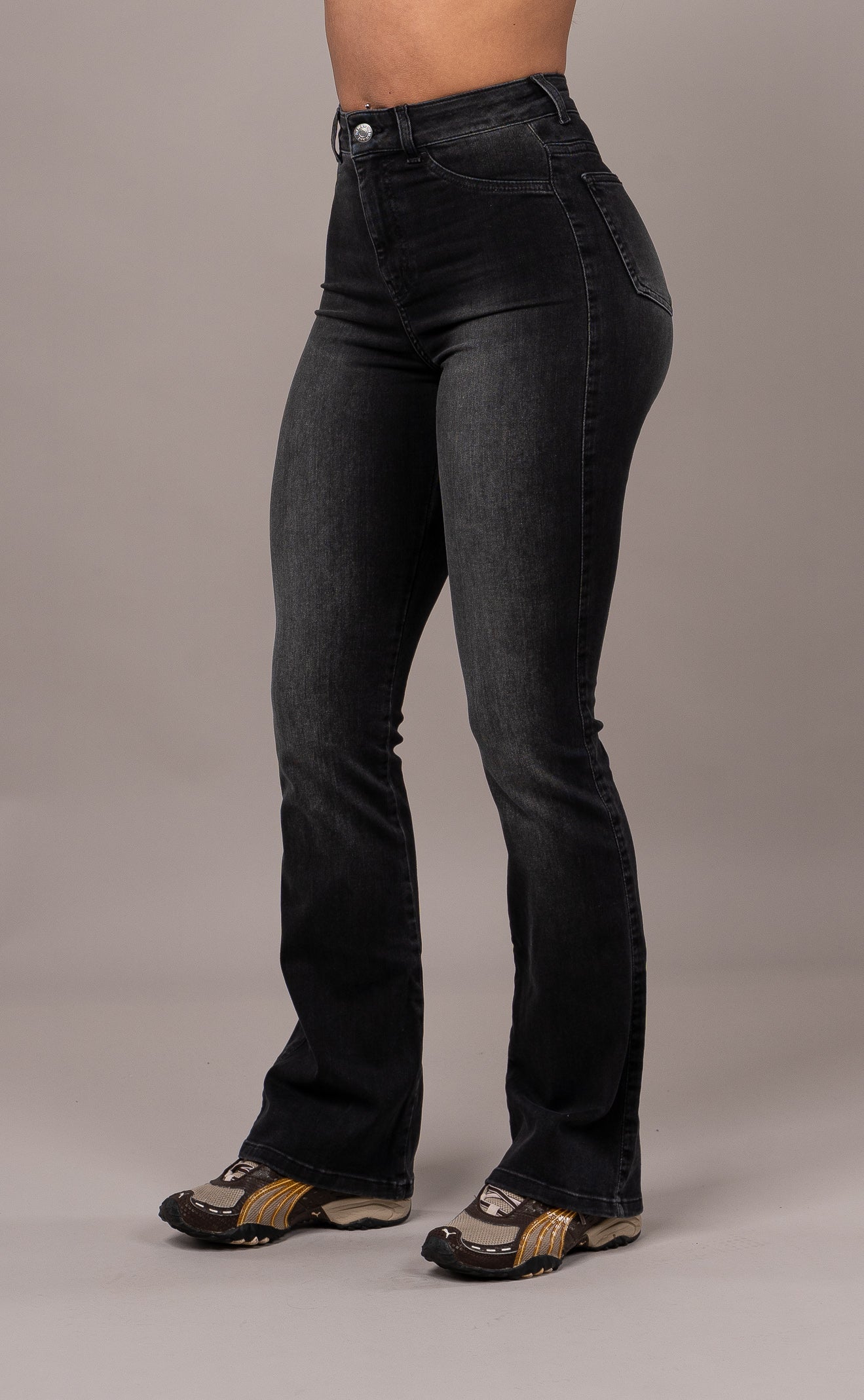 Womens Flared Fitjeans - Worn Black Flared FITJEANS