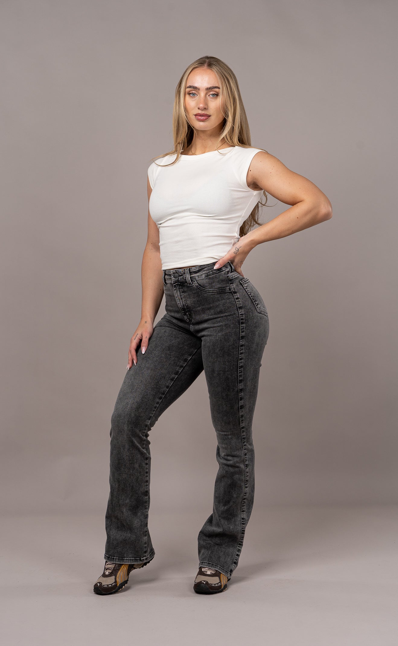 Womens Flared Fitjeans - Heavy Washed Black Flared FITJEANS