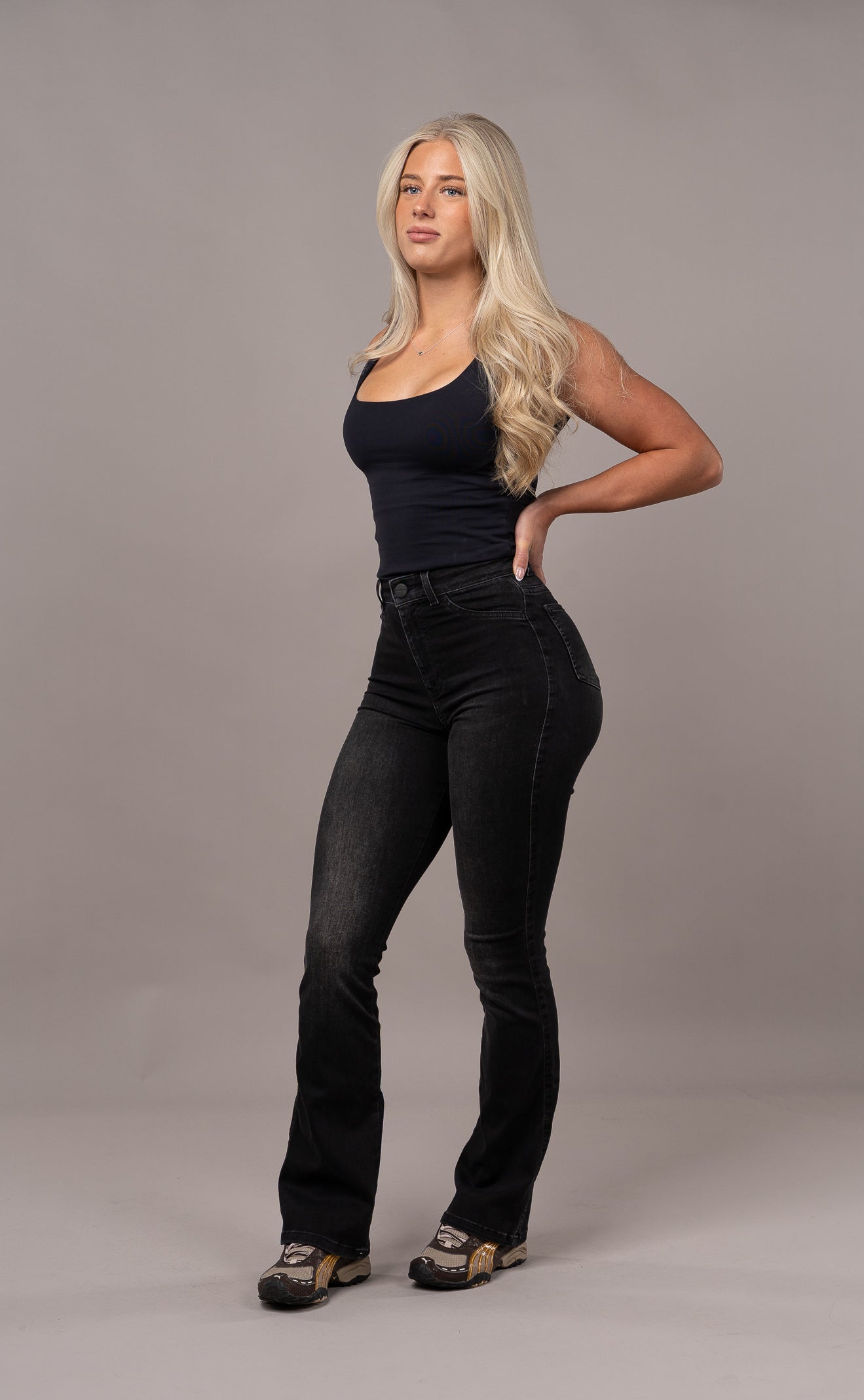 Womens Flared Fitjeans - Worn Black Flared FITJEANS